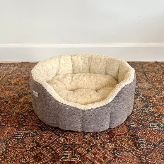 Beige Round Traditional Tweed Sherpa Dog Bed