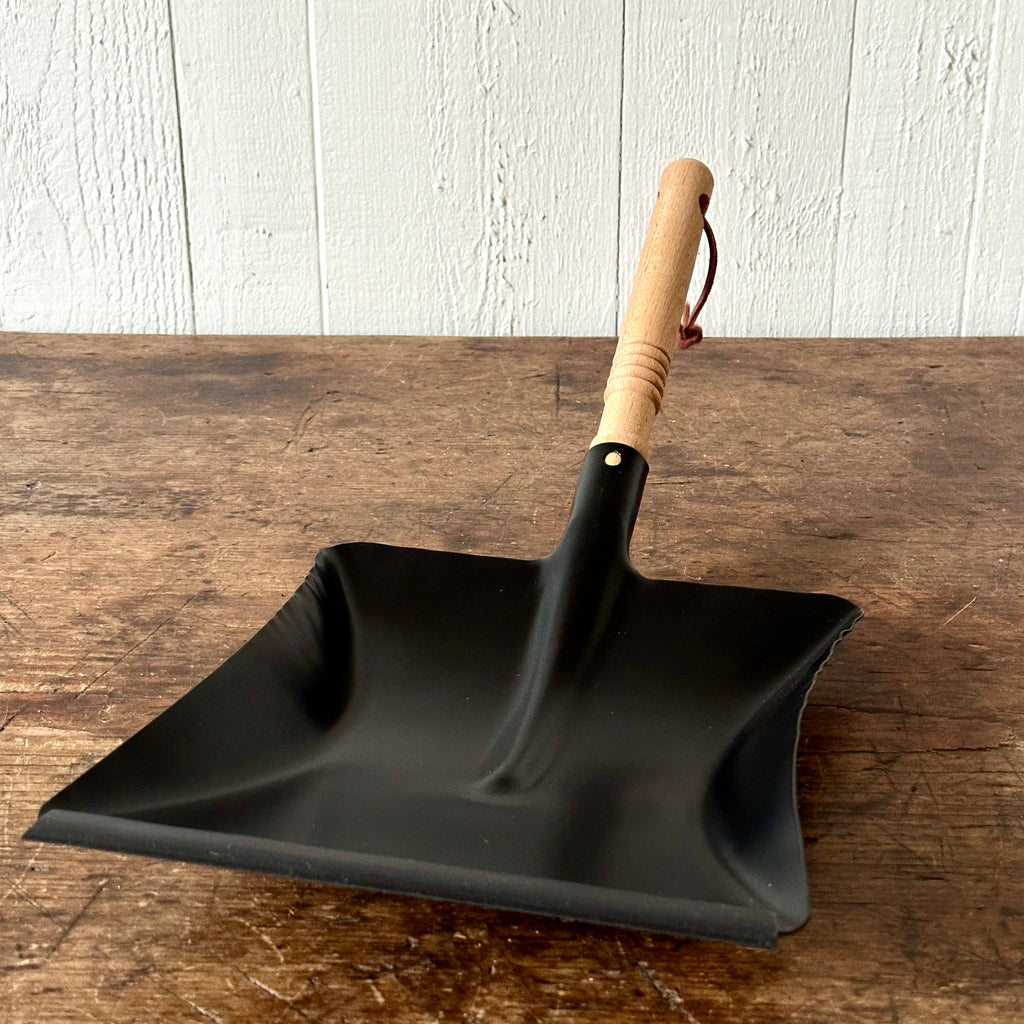 Black Metal Dustpan